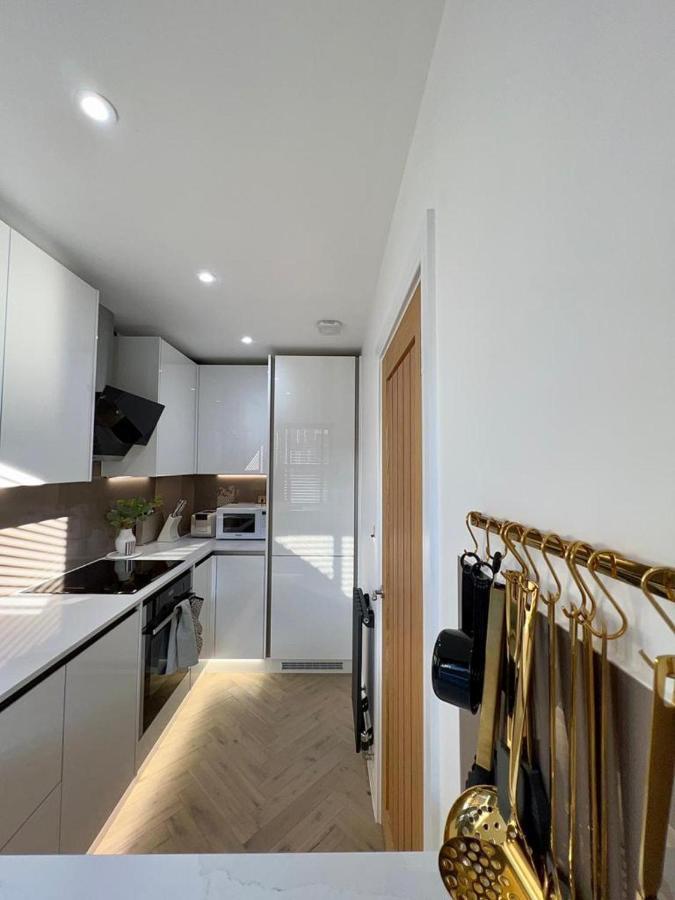 Charming 3-Bed House With 1 Parking Space Кентърбъри Екстериор снимка