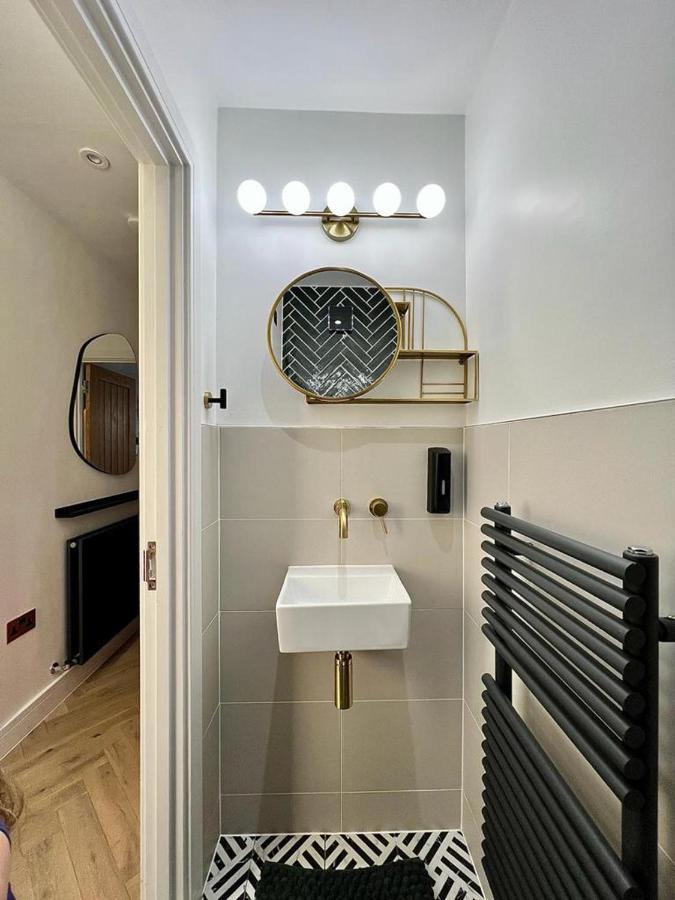 Charming 3-Bed House With 1 Parking Space Кентърбъри Екстериор снимка