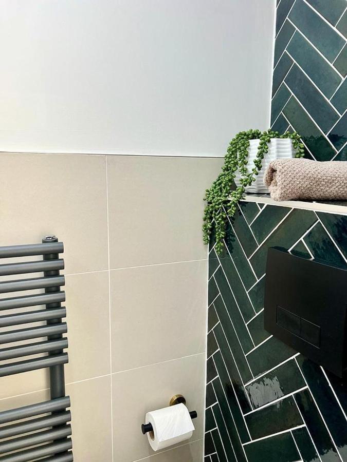 Charming 3-Bed House With 1 Parking Space Кентърбъри Екстериор снимка